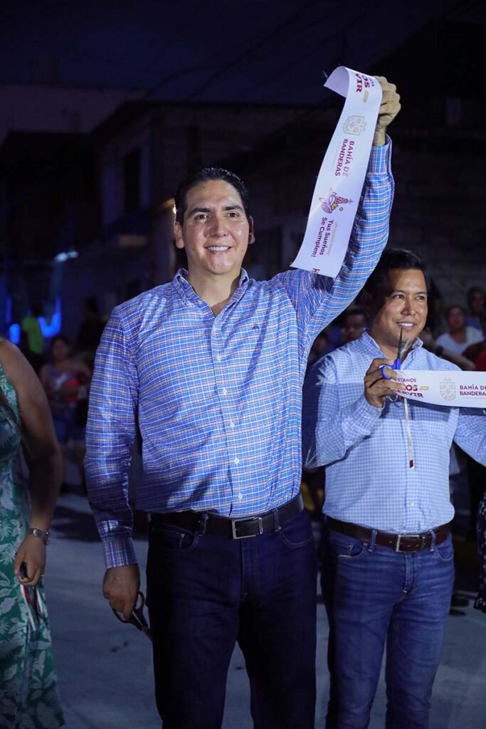 Héctor Santana cumple con la calle Miguel Hidalgo en Mezcales.