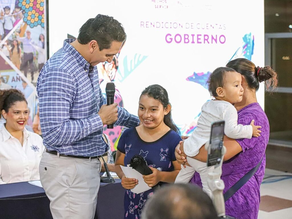 Héctor Santana expone logros en obra pública, apoyos sociales y desarrollo económico para transformar Bahía de Banderas con transparencia y resultados.