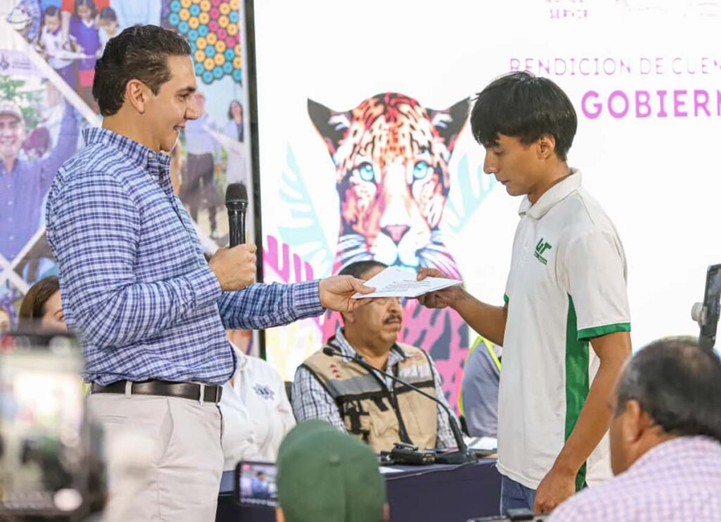 Héctor Santana expone logros en obra pública, apoyos sociales y desarrollo económico para transformar Bahía de Banderas con transparencia y resultados.