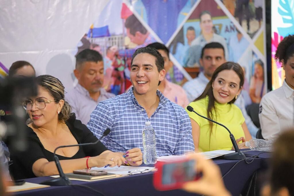 Héctor Santana expone logros en obra pública, apoyos sociales y desarrollo económico para transformar Bahía de Banderas con transparencia y resultados.