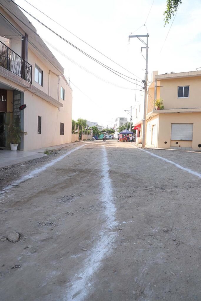 Héctor Santana inicia pavimentación en Mezcales con inversión millonaria.