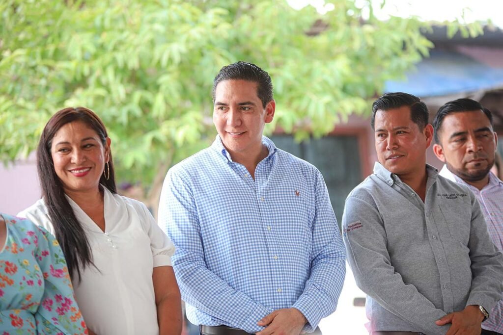 Héctor Santana inicia pavimentación en Mezcales con inversión millonaria.