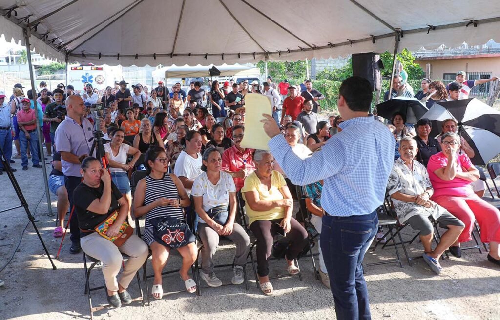 Héctor Santana inicia pavimentación en Mezcales con inversión millonaria.