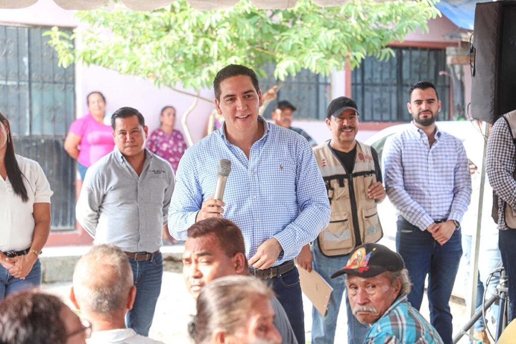 Héctor Santana inicia pavimentación en Mezcales con inversión millonaria.