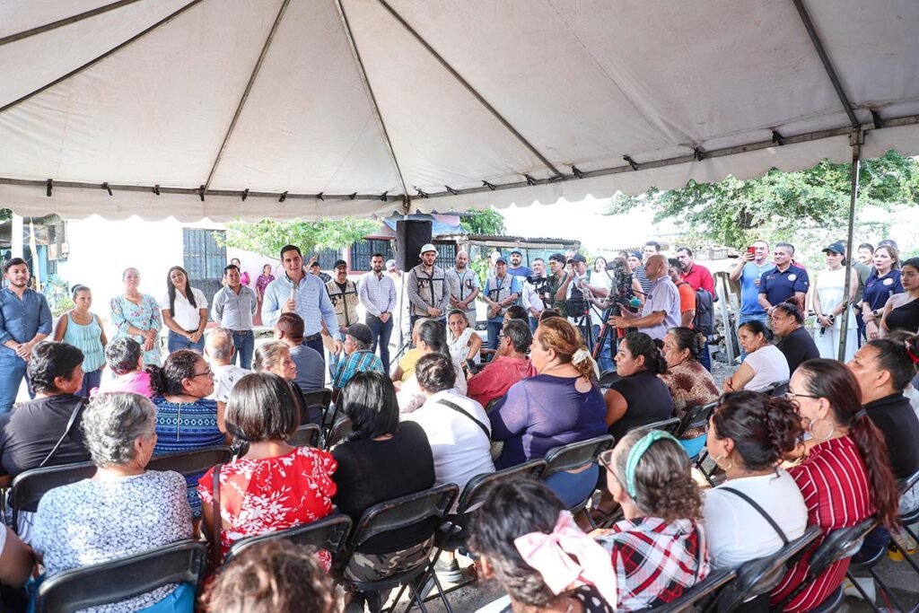 Héctor Santana inicia pavimentación en Mezcales con inversión millonaria.
