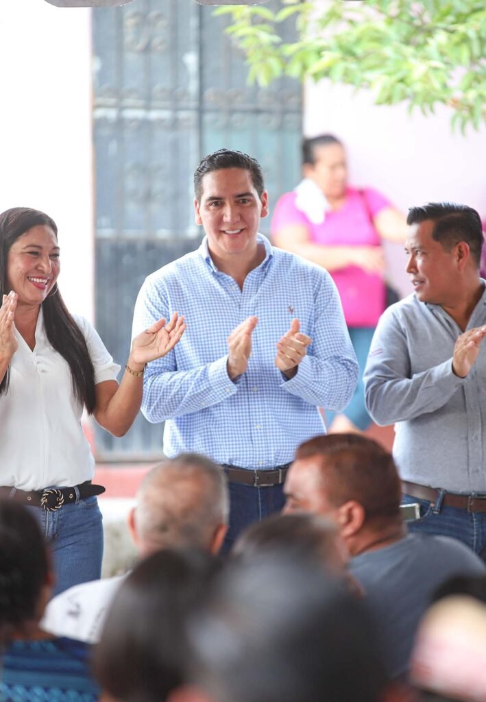 Héctor Santana inicia pavimentación en Mezcales con inversión millonaria.