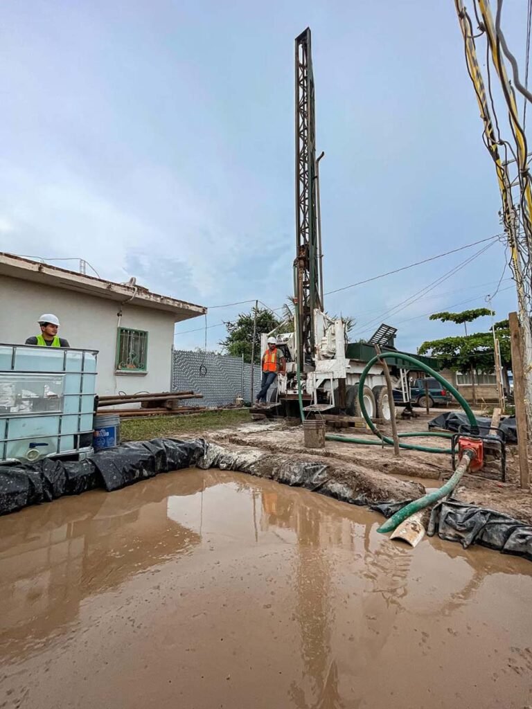 Héctor Santana inicia pozo profundo para agua potable en San Clemente.