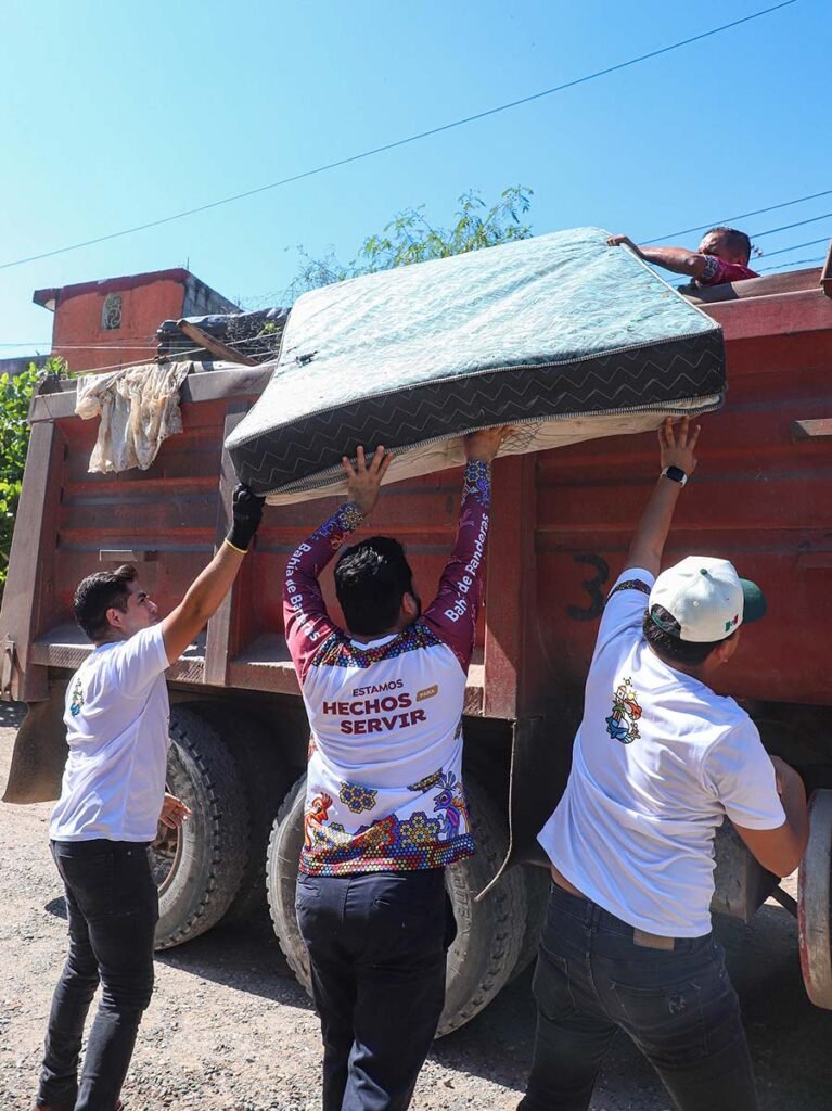 Héctor Santana lidera jornada de Limpiatón en Mezcales 3 Héctor Santana lidera jornada de Limpiatón en Mezcales.
