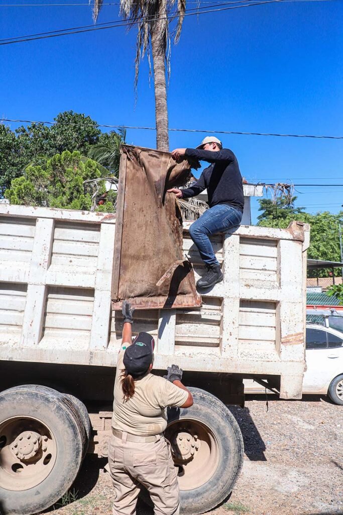 Héctor Santana lidera jornada de Limpiatón en Mezcales 6 Héctor Santana lidera jornada de Limpiatón en Mezcales.