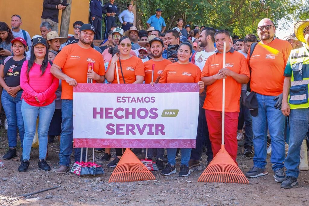 Héctor Santana lidera jornada de Limpiatón en Mezcales 12 Héctor Santana lidera jornada de Limpiatón en Mezcales.
