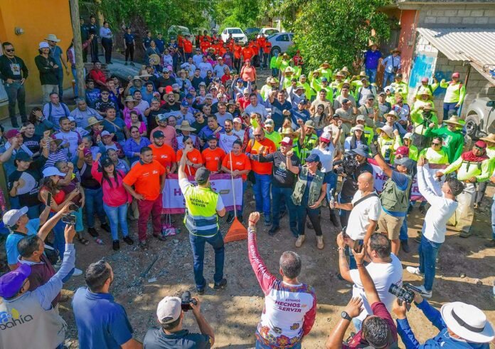 Héctor Santana lidera jornada de Limpiatón en Mezcales.