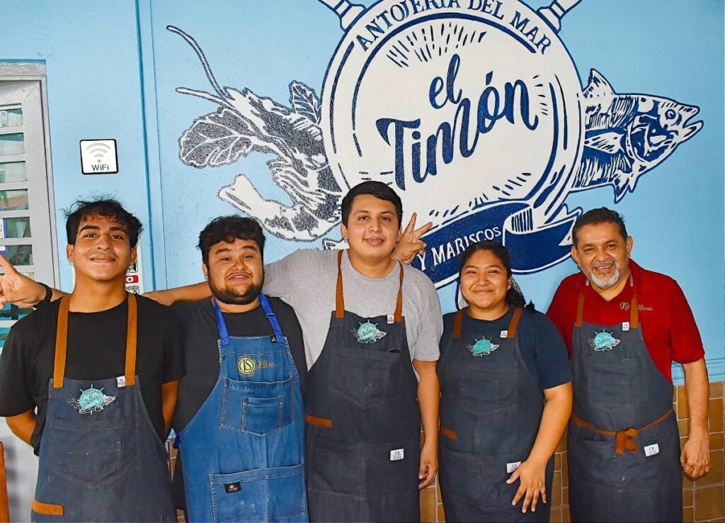 El Timón, Antojería del Mar con auténtico sabor nayarita 1 La tripulación del Mariscos El Timón, Antojería del Mar.