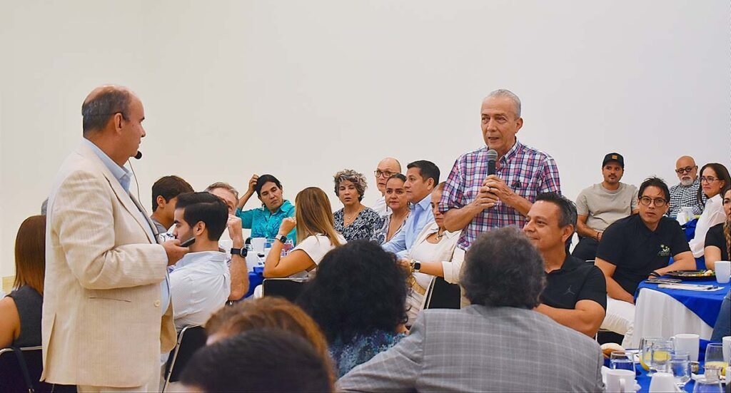 C.P.C. Mario Rizo Rivas, reconocido especialista en organizaciones familiares, quien compartió estrategias para que los negocios.