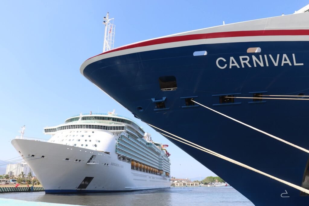 Puerto Vallarta recibirá solo 3 cruceros en agosto 1 Dos cruceros atracados en la dársena de Puerto Vallarta.