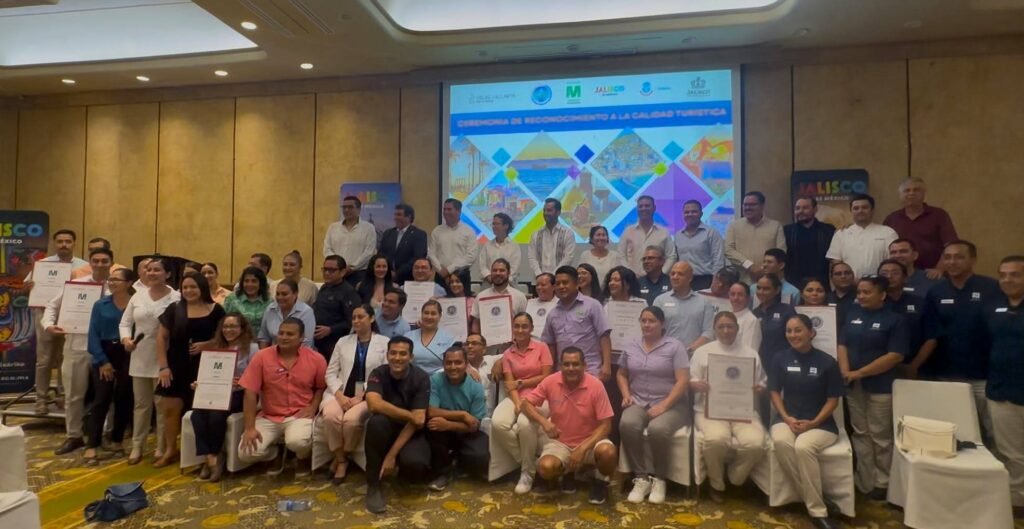 Puerto Vallarta fortalece su calidad turística con 37 nuevos distintivos “H” y “M” 1 Ceremonia de reconocimientos a la calidad turística en Puerto Vallarta.