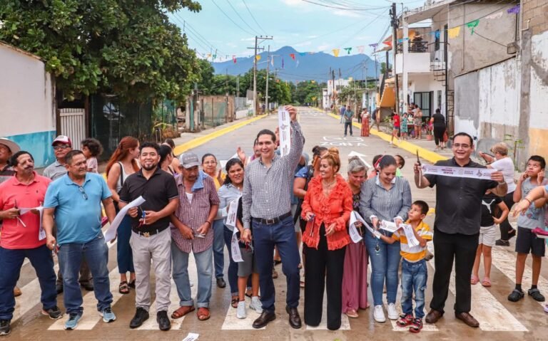 Héctor Santana inaugura la Calle 16 de Septiembre en Santa Rosa Tapachula