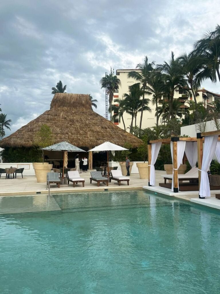 Piscina en el club de playa Nayar Senses.