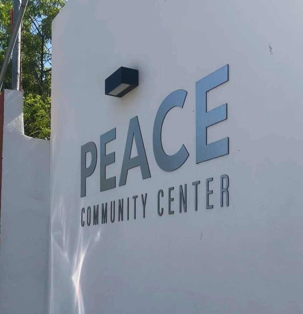 PEACE Punta de Mita impulsa aprendizaje integral en niños con su Summer Camp 2025 7 Letras en metal con el mensaje PEACE Community Center.