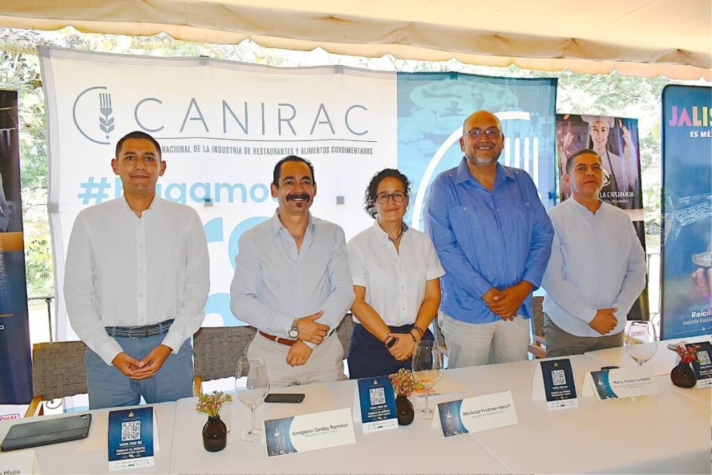 en conferencia de prensa anuncian el Summit Restaurantero 2025.