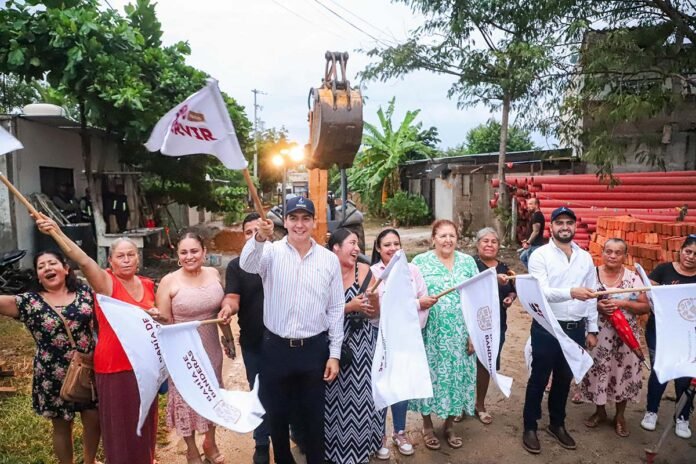 Héctor Santana arranca drenaje en Loma Bonita, Bahía de Banderas.