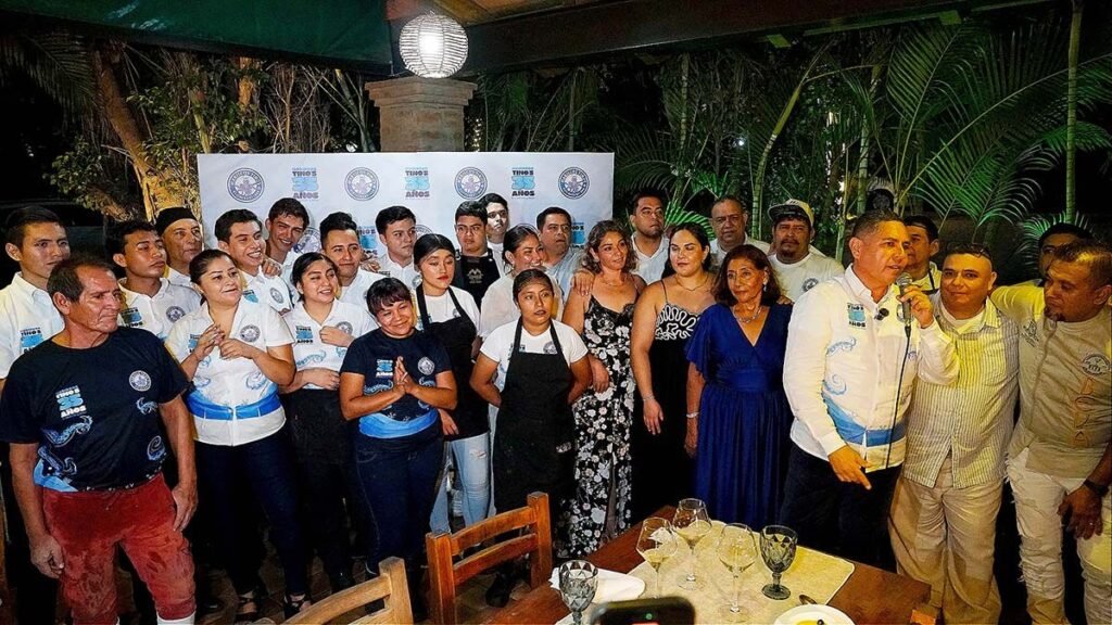 Mariscos Tino’s celebró con espléndida fiesta 35 años de tradición y sabor 5 MARISCOS TINOS