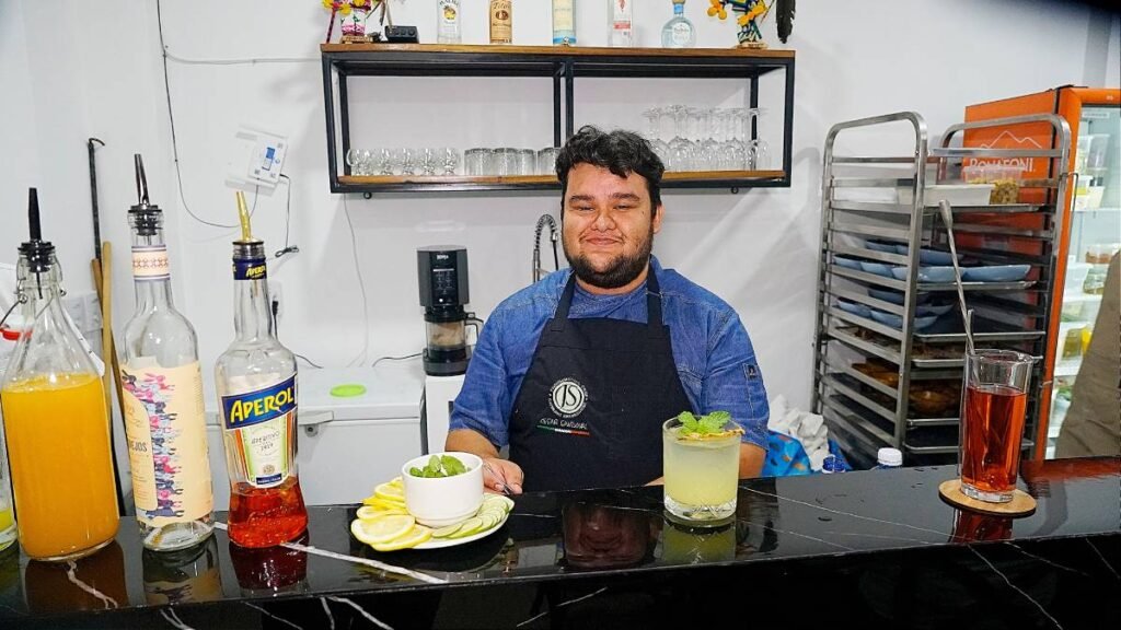 El mar en 9 tiempos: Jerry y Edson Sandoval presentan la Mesa del Chef en su nuevo showroom 4 Mixologo Cesar Daniel Sandoval