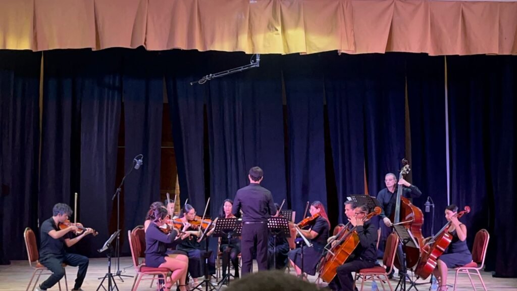 Camerata de Puerto Vallarta debuta con un emotivo concierto dedicado a México 1 Músicos integrantes de la Camerata de la Orquesta Escuela de Puerto Vallarta.