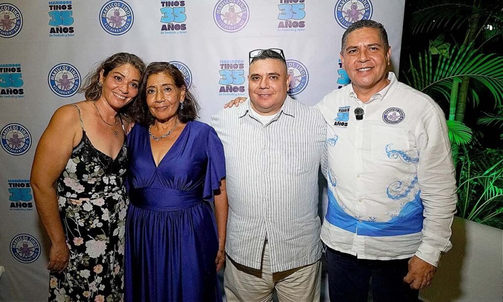 Mariscos Tino’s celebró con espléndida fiesta 35 años de tradición y sabor 1 Aída Carbajal Díaz, Juana Díaz, Carlos y Jorge Carbajal Díaz, pilares de Mariscos Tino's.