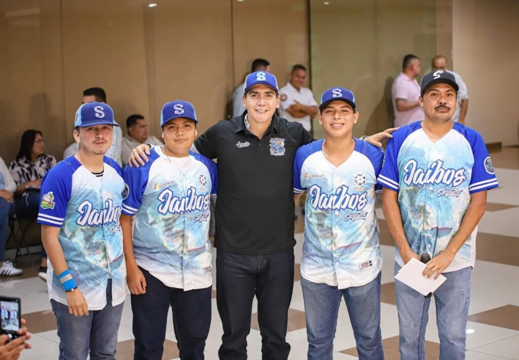 Héctor Santana, alcalde de Bahía de Banderas, con jugadores de béisbol.
