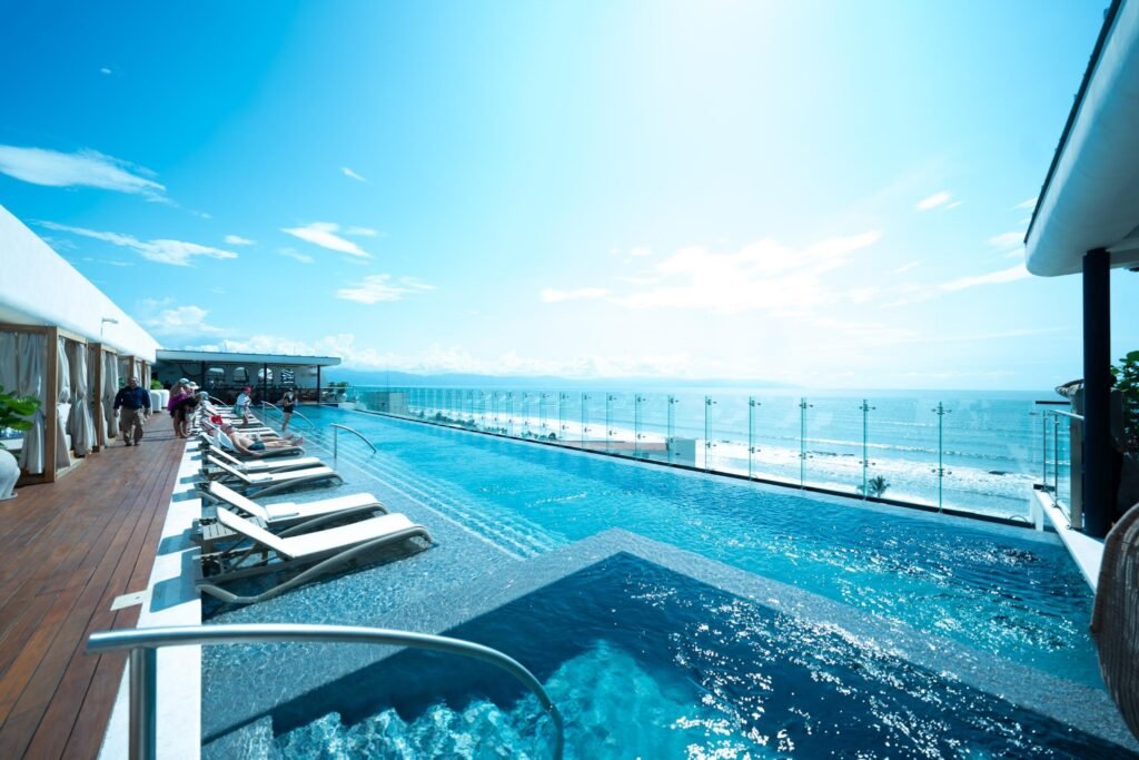 UNICO 20° 105° Hotel Riviera Nayarit abre sus puertas al World Meeting Forum 2025 2 Terraza y piscina del hotel UNICO Riviera Nayarit, sede del World Meeting Forum.