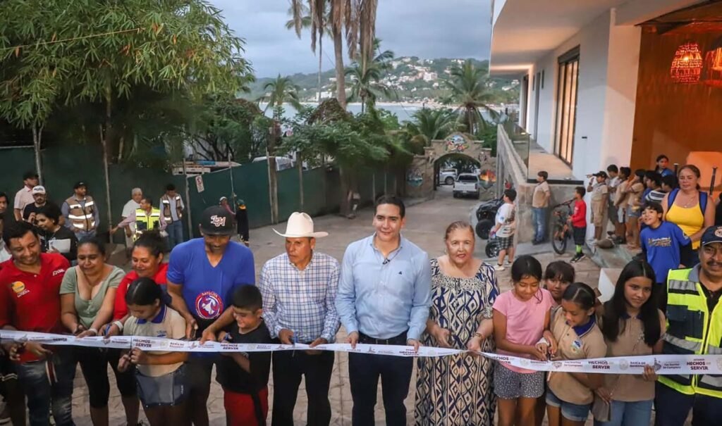 Héctor Santana inaugura calle Niños Héroes en Sayulita 1 Héctor Santana inaugura calle Niños Héroes en Sayulita.