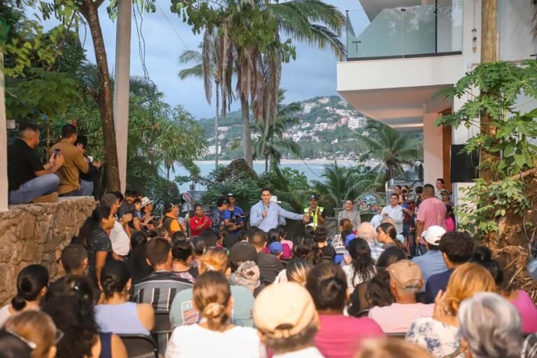 Héctor Santana inaugura calle Niños Héroes en Sayulita