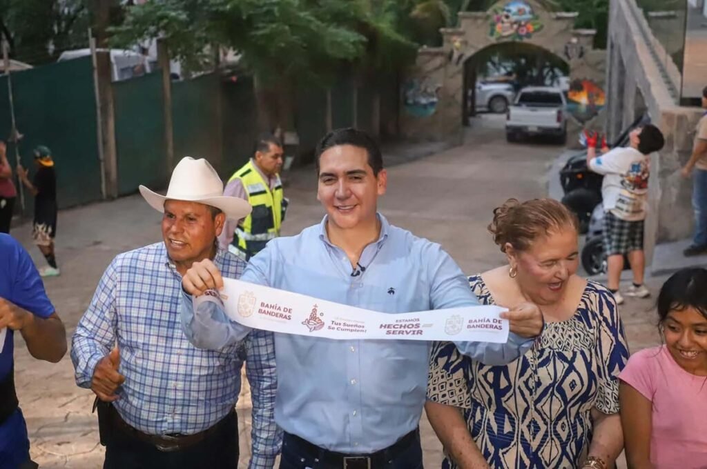 Héctor Santana inaugura calle Niños Héroes en Sayulita 4 Héctor Santana inaugura calle Niños Héroes en Sayulita.