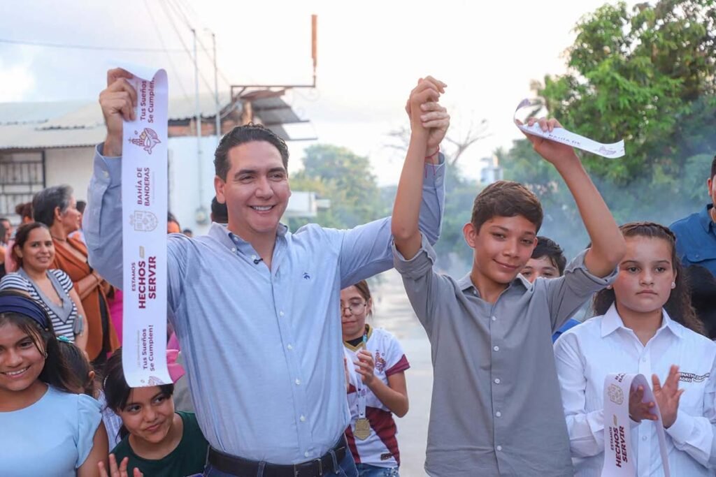Héctor Santana inaugura pavimentación con concreto hidráulico en Valle 1 Inaugura Héctor Santana pavimentación en el centro de Valle.