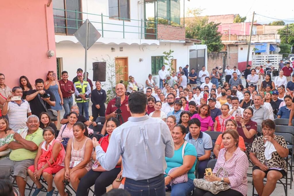 Héctor Santana inaugura pavimentación con concreto hidráulico en Valle 2 Inaugura Héctor Santana pavimentación en el centro de Valle.