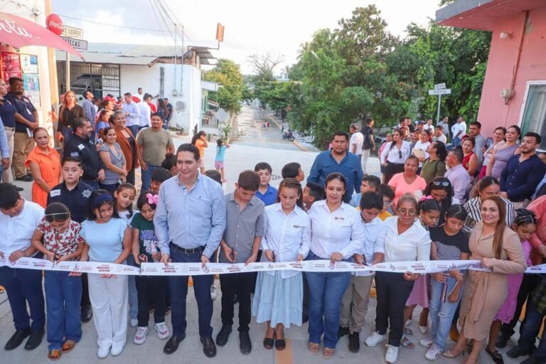Héctor Santana inaugura pavimentación con concreto hidráulico en Valle