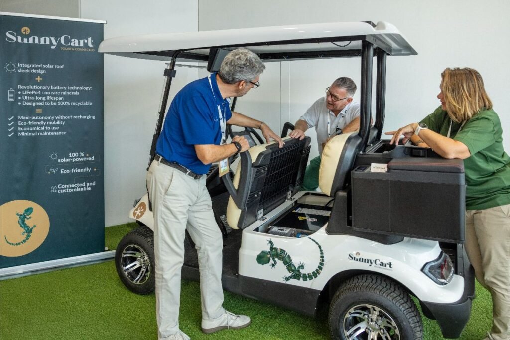 Puerto Vallarta destaca en el International Golf Travel Market 2025 en Cannes 3 Tres personas en un carrito de golf en el International Golf Travel Market (IGTM).