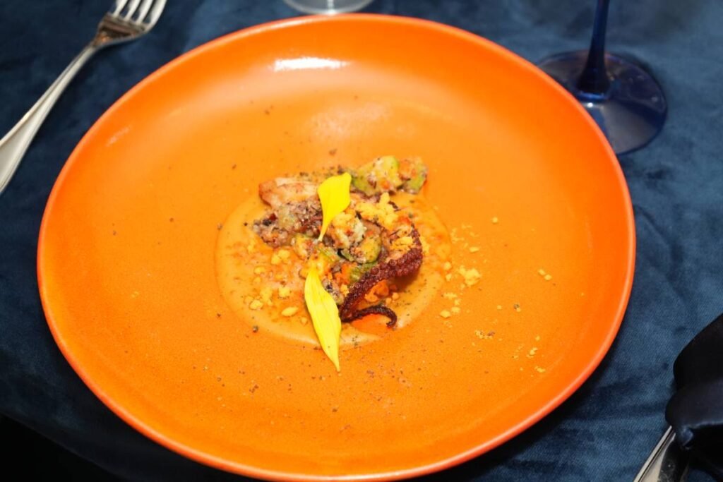 pulpo en mole de girasol