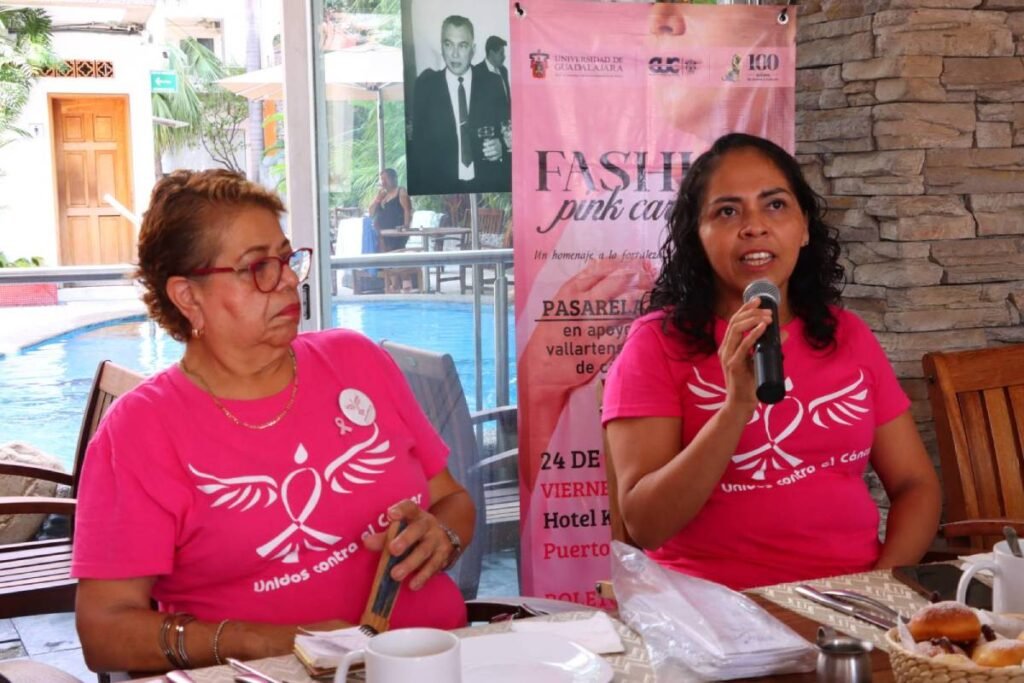 Fashion Pink Care 2025: Pasarela solidaria en apoyo a mujeres sobrevivientes de cáncer 2 Dos mujeres con camiseta rosa  y el logo de una paloma en conferencia de prensa del Fashion Pink Care.