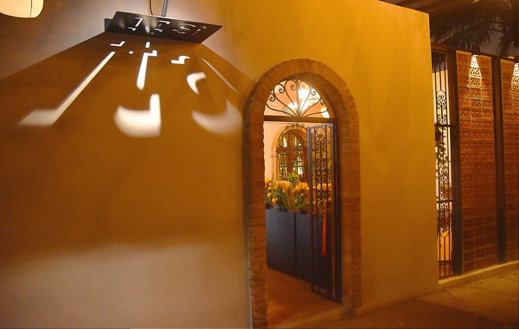 Ita by La Tienda Grande: el chef Salvador Carrillo comienza una nueva historia en la Versalles 2 Fachada del restaurante Ita by La Tienda Grande.