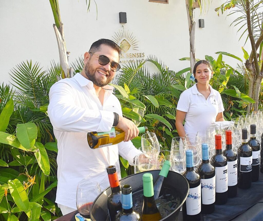 The Wine Wave celebra su 1er aniversario y consolida su presencia en Puerto Vallarta y Riviera Nayarit 1 Oliver Castillo, sommelier y director de The Wine Wave.