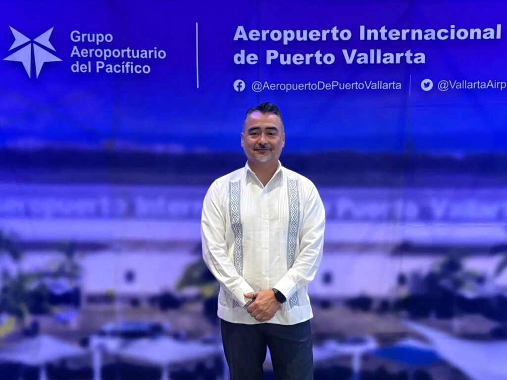 Omar Torres Grajeda administrador del aeropuerto