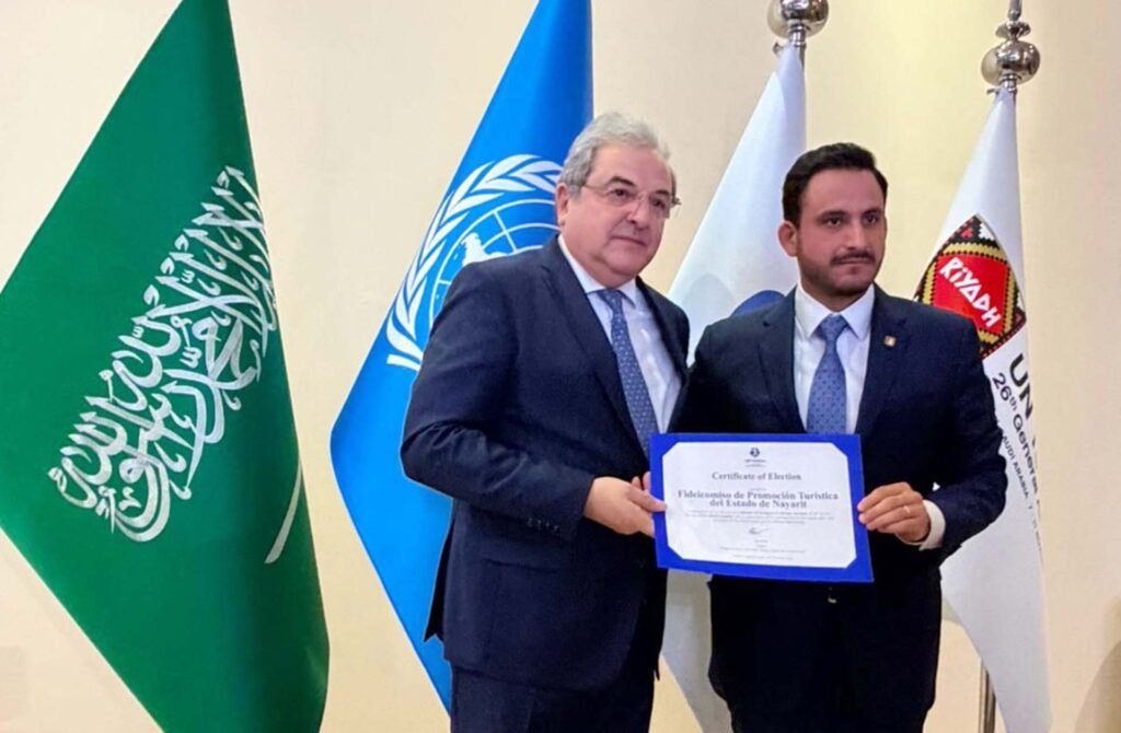 El secretario de Turismo de Nayarit, Juan Enrique Suárez del Real Tostado, al recibir el reconocimiento como “Supportive Partner Destination”.