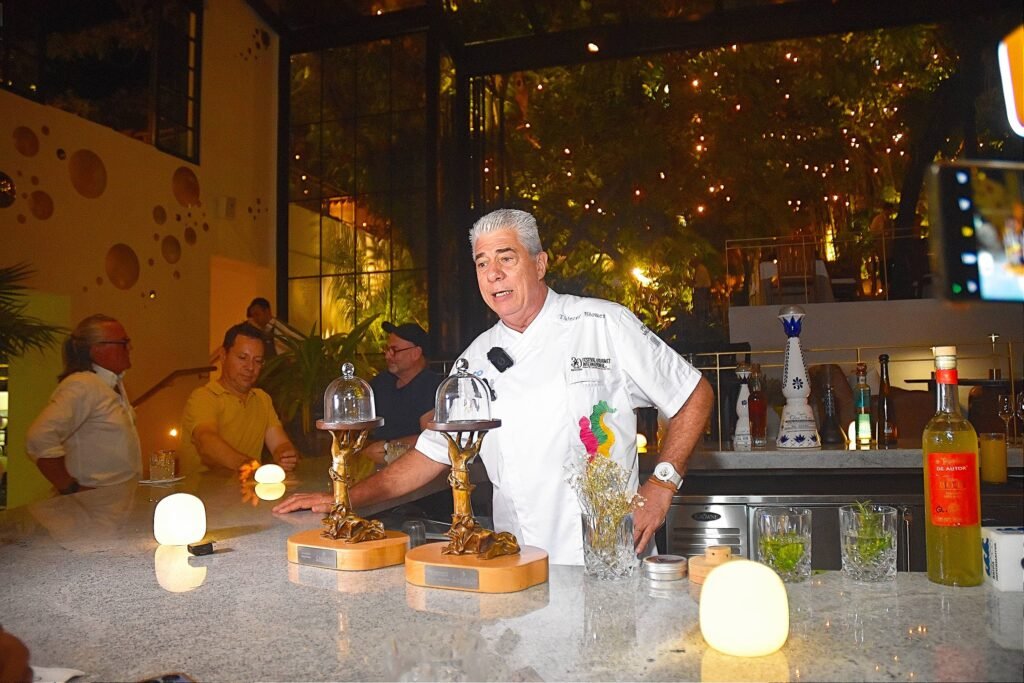 Chef Thierry Blouet en la barra del recién remodelado bar P'yote.