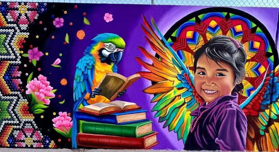 Murales urbanos transforman La Misión en Bahía de Banderas 5 Héctor Santana entrega murales en la avenida principal de La Misión.