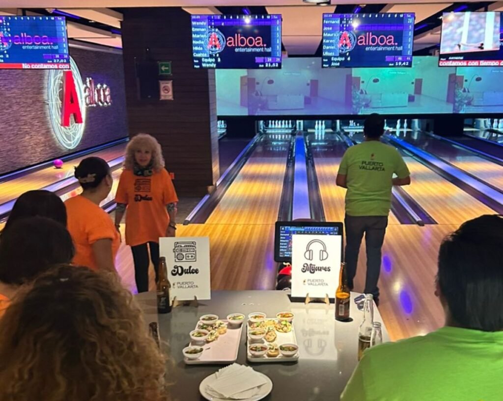 Puerto Vallarta participó en exitosa Noche Retro con el 2do. Mini Torneo de Boliche, show y rifa de regalos;