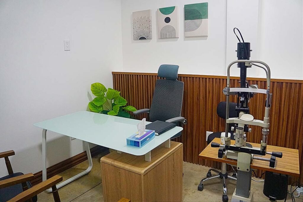 Doctor Oscar Cervantes y doctora Tania sánchez directivos del Centro de Catarata y Retina del Pacífico.