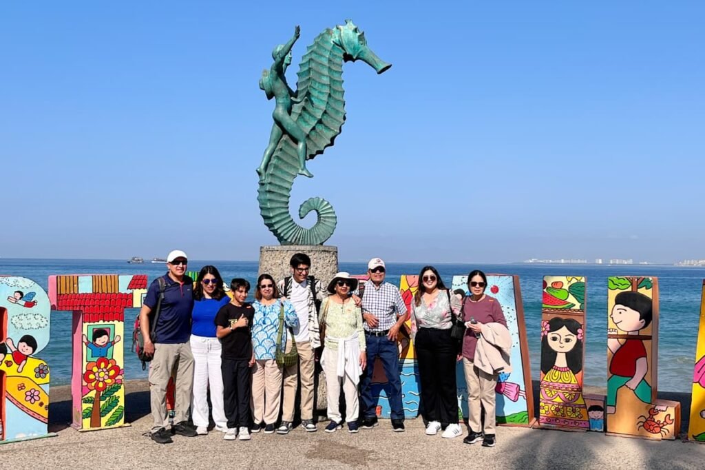 Puerto Vallarta cierra con éxito el 2025 en materia turística 2 Turistas se toman una foto en la escultura del caballito en Vallarta.