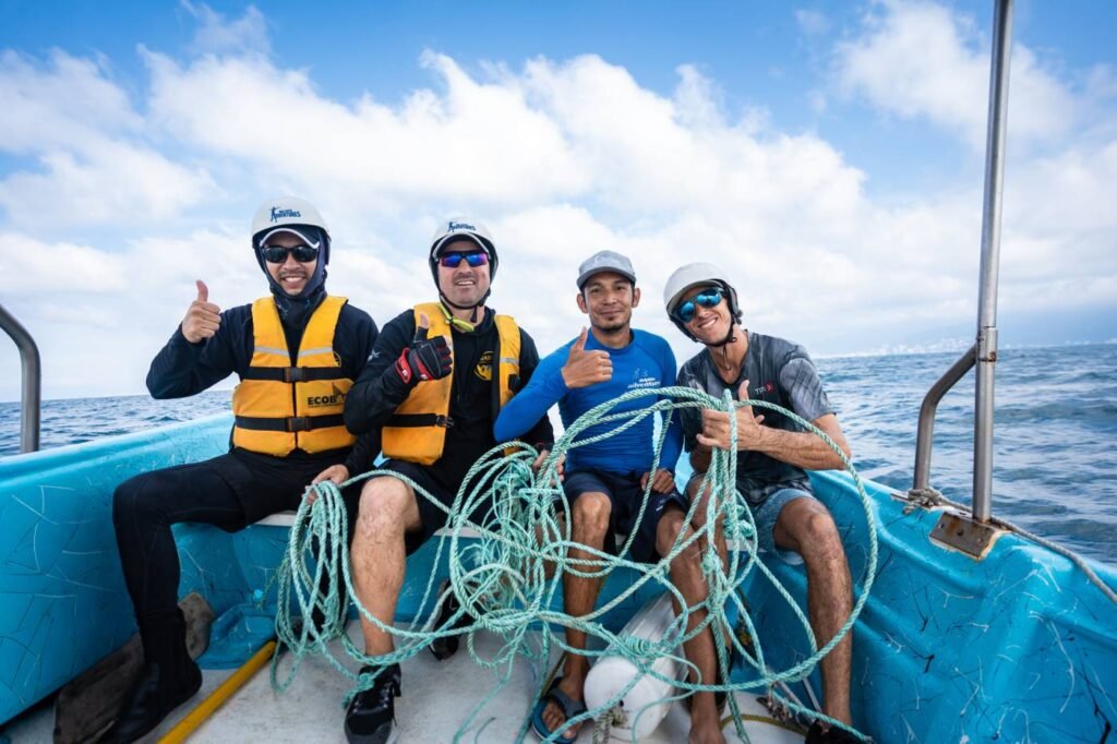RABEN y Vallarta Adventures realizan primer rescate de una ballena jorobada de la temporada 2025-2026 4 El equipo de Vallarta Adventures, en coordinación con RABEN participaron en el rescate.