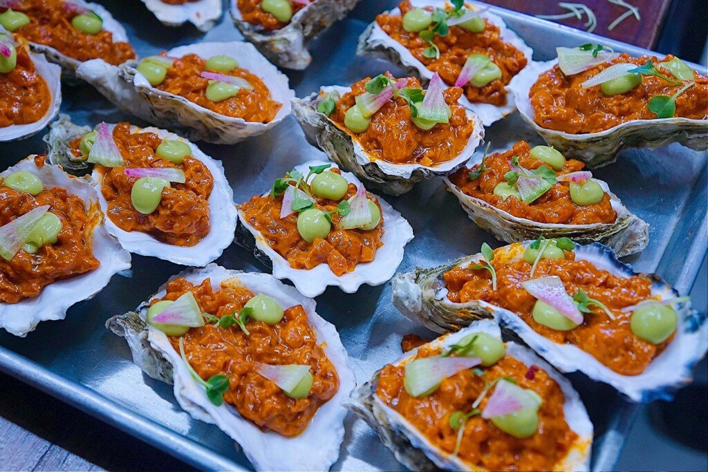 Tartar de atún aleta amarilla al ajillo.